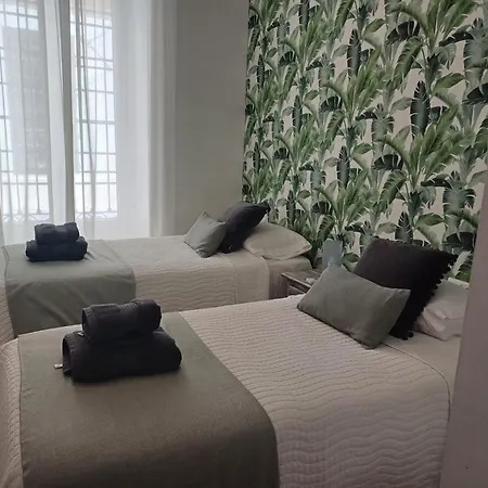 Espacioso En Plaza De La Merced, Exterior Con Patio, En Centro Histórico * Málaga